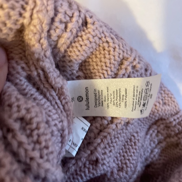 Lululemon Toque With PomPom - Picture 3 of 4